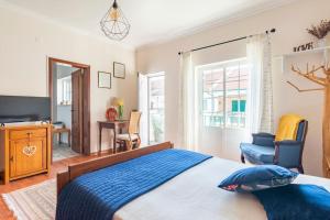 1 dormitorio con cama, escritorio y silla en Suite Mendanha en Samora Correia