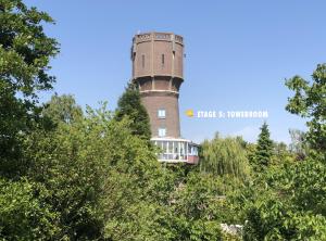 un faro in cima a una collina con alberi di Torenkamer op de vijfde verdieping van de watertoren van Strijen a Strijen