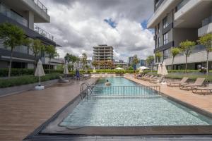 Piscina de la sau aproape de Luxury & Comfort Combined - Near Airport Metro