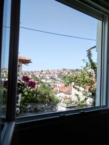 una finestra con vista sulla città di Tanias House a Siátista