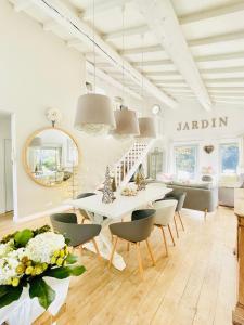 a dining room with a white table and chairs at Zen et Chic in Ménerbes