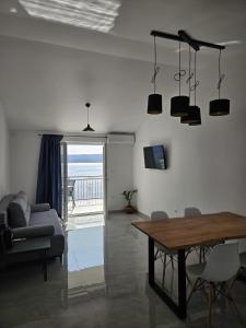Televízia a/alebo spoločenská miestnosť v ubytovaní Sea view Apartment
