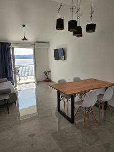 Televízia a/alebo spoločenská miestnosť v ubytovaní Sea view Apartment