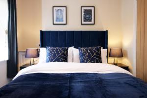 Ένα ή περισσότερα κρεβάτια σε δωμάτιο στο LUXURY 4 Bedroom 4 Ensuite Home in Penarth (Pool Table Games Room & BBQ Garden) with Sea Views