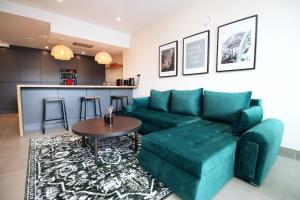 Χώρος καθιστικού στο LUXURY 4 Bedroom 4 Ensuite Home in Penarth (Pool Table Games Room & BBQ Garden) with Sea Views