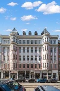 ein großes Gebäude mit davor geparkt in der Unterkunft Designer Penthouse with Balcony in Wien