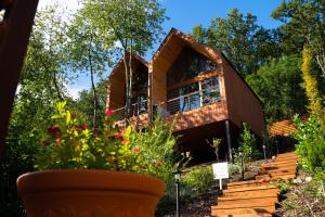 una casa en el bosque con jardín en Parádka - Márvány Villa, en Parád