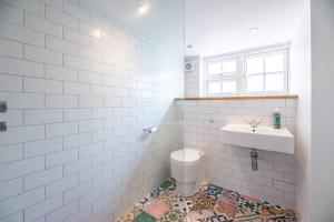 une salle de bain avec un lavabo et des toilettes dans l'établissement Lilac Cottage, Wenhaston, à Halesworth