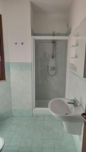 Ванна кімната в PomeziaCity Apartment