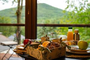 une table avec un panier de nourriture et une fenêtre dans l'établissement Parádka - Márvány Villa, à Parád