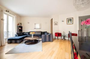salon z kanapą i stołem w obiekcie Luxury style appartement, Arc de Triomphe - Champs Elysées w Paryżu +7 zdjęć