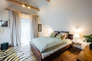 sypialnia z łóżkiem i dużym oknem w obiekcie Boutique Chalet - Herke w mieście Eitweg