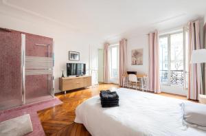 Televízia a/alebo spoločenská miestnosť v ubytovaní Luxury style appartement, Arc de Triomphe - Champs Elysées