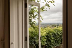 una finestra con vista su un campo di piantagioni di tè di The Beacon a Royal Tunbridge Wells