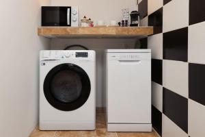 uma máquina de lavar e secar roupa na cozinha em Les Amis de la Cité em Carcassonne
