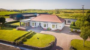 - une vue aérienne sur une maison avec une cour dans l'établissement Herdsman's House, à Sligo