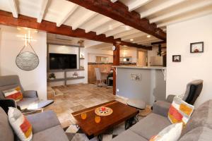 uma sala de estar com um sofá e uma mesa em Les Amis de la Cité em Carcassonne