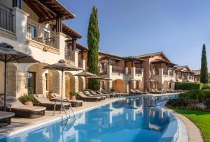 Bazén v ubytování Aphrodite Hills Hotel nebo v jeho okolí