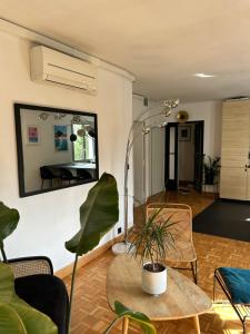 ein Wohnzimmer mit einem Tisch und einem Spiegel in der Unterkunft Superbe appartement au porte de Paris et du salon des expositions in Vanves
