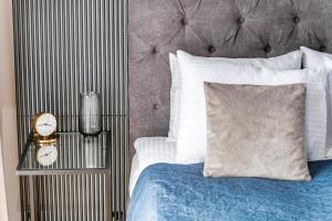 1 cama con almohadas blancas y cabecero de metal en Apartament Active Residence, en Lublin