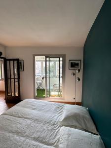 a bedroom with a large bed and a window at Superbe appartement au porte de Paris et du salon des expositions in Vanves