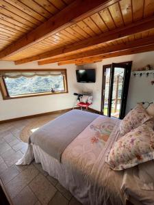 Łóżko lub łóżka w pokoju w obiekcie Casa rural El Lomito
