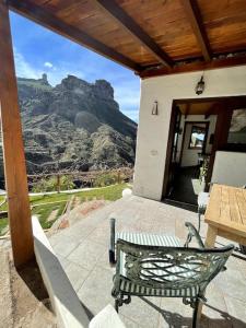 a patio with a table and a view of a mountain at Casa rural El Lomito in Tejeda