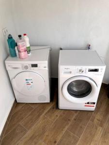 uma máquina de lavar roupa e uma máquina de lavar roupa num quarto em Casa rural El Lomito em Tejeda