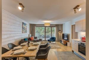 Kuchyňa alebo kuchynka v ubytovaní White Pearl A13 - Alpes Travel - Central Chamonix (Sleeps 6) + 37 fotografií