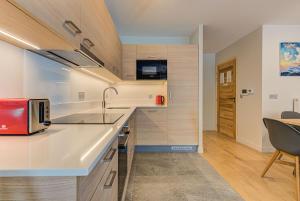 Kuchyňa alebo kuchynka v ubytovaní White Pearl A13 - Alpes Travel - Central Chamonix (Sleeps 6)