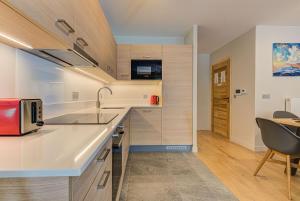 Kuchyňa alebo kuchynka v ubytovaní White Pearl A13 - Alpes Travel - Central Chamonix (Sleeps 6)