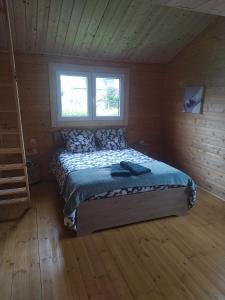 una camera con un letto in una cabina di legno di Maison bois a Squiffiec