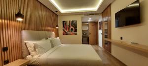 カサブランカにあるUnico Hotel & Spa Casablancaのベッドルーム(白い大型ベッド1台、薄型テレビ付)