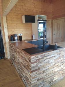 una cucina con piano di lavoro in una cabina di Maison bois a Squiffiec
