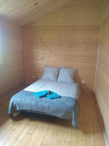 una camera da letto con letto in una camera in legno di Maison bois a Squiffiec