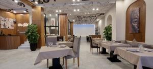 a restaurant with tables and chairs with white table cloth at Unico Hotel & Spa Casablanca in Casablanca