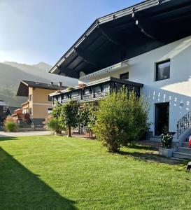 a house with a lawn in front of it at Apartment Ramazotti - inklusive Eintritt in die Alpentherme in Bad Hofgastein