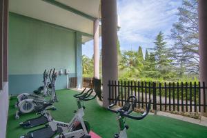 The fitness centre and/or fitness facilities at Aec Village Vacances - Les Cèdres