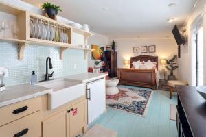 uma cozinha com um lavatório e uma sala de estar com uma cama em Studio Blue em Key West