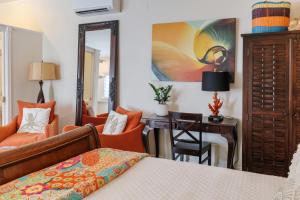sypialnia z łóżkiem, biurkiem i krzesłami w obiekcie Studio Blue w mieście Key West