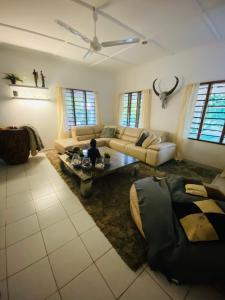 sala de estar con sofá y mesa en Villa Nova POOL own compound 8min walk to the beach Diani Beach, en Ukunda