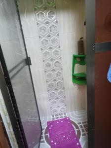 prysznic z fioletowym fotelem w łazience w obiekcie El SOL al ALVA w mieście Duitama
