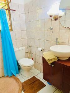 łazienka z toaletą i umywalką w obiekcie Villa Nova POOL own compound 8min walk to the beach Diani Beach w mieście Ukunda