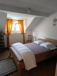 Un dormitorio con una cama grande y una ventana en Fairie's Little House, en Houffalize