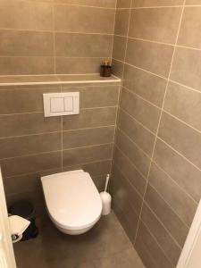 een badkamer met een wit toilet in een kamer bij Appartement Wouters in Oostende