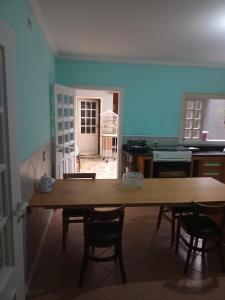 - une cuisine avec une table et des chaises dans la chambre dans l'établissement Dormitório 2 aconchegante a 2km de Alphaville, à Barueri