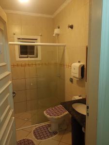 La salle de bains est pourvue d'une douche, de toilettes et d'un lavabo. dans l'établissement Dormitório 2 aconchegante a 2km de Alphaville, à Barueri