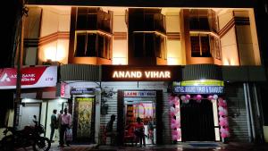 un magasin devant un bâtiment avec des personnes debout à l'extérieur dans l'établissement Anand Vihar, à Jamshedpur