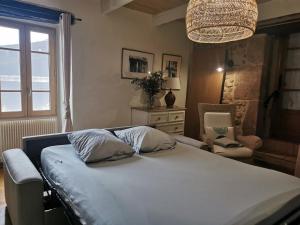 - une chambre avec un lit, une chaise et une fenêtre dans l'établissement Gîte du Ligal, à Najac