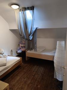 um quarto com duas camas e uma janela em Fairie's Little House em Houffalize